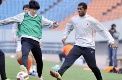 开云下载-鲁能队经过艰苦训练，为胜利而战