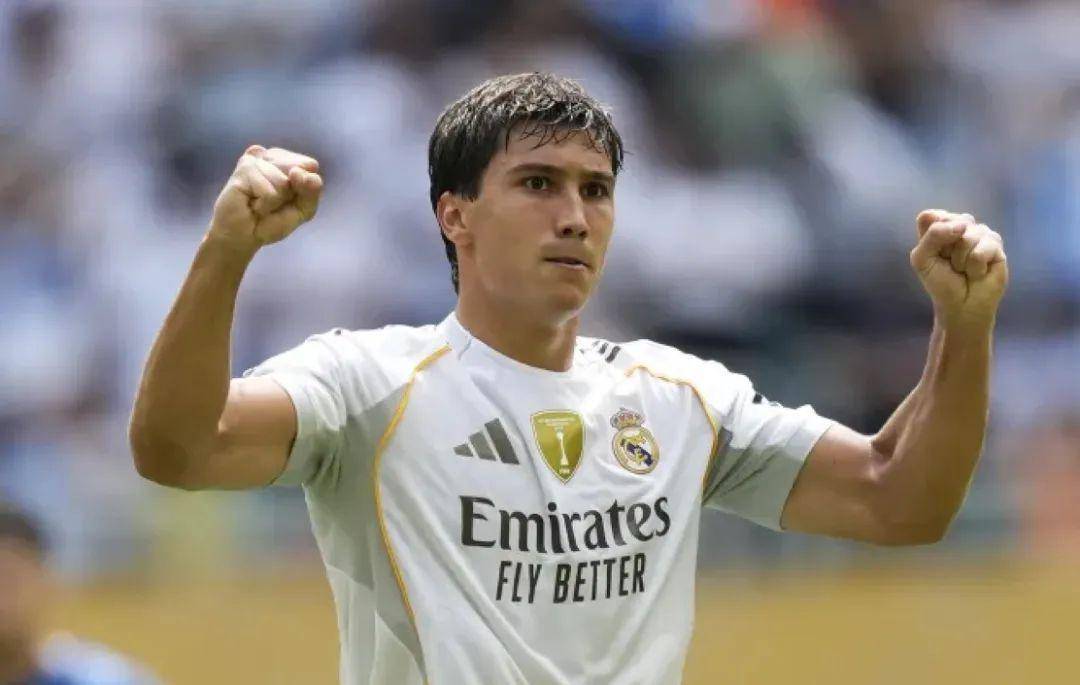 足坛传奇再崭露头角,为球队带来无限希望 足坛传奇再崭露头角,为球队带来无限希望