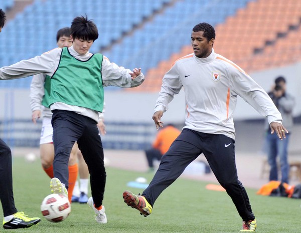 鲁能队经过艰苦训练，为胜利而战