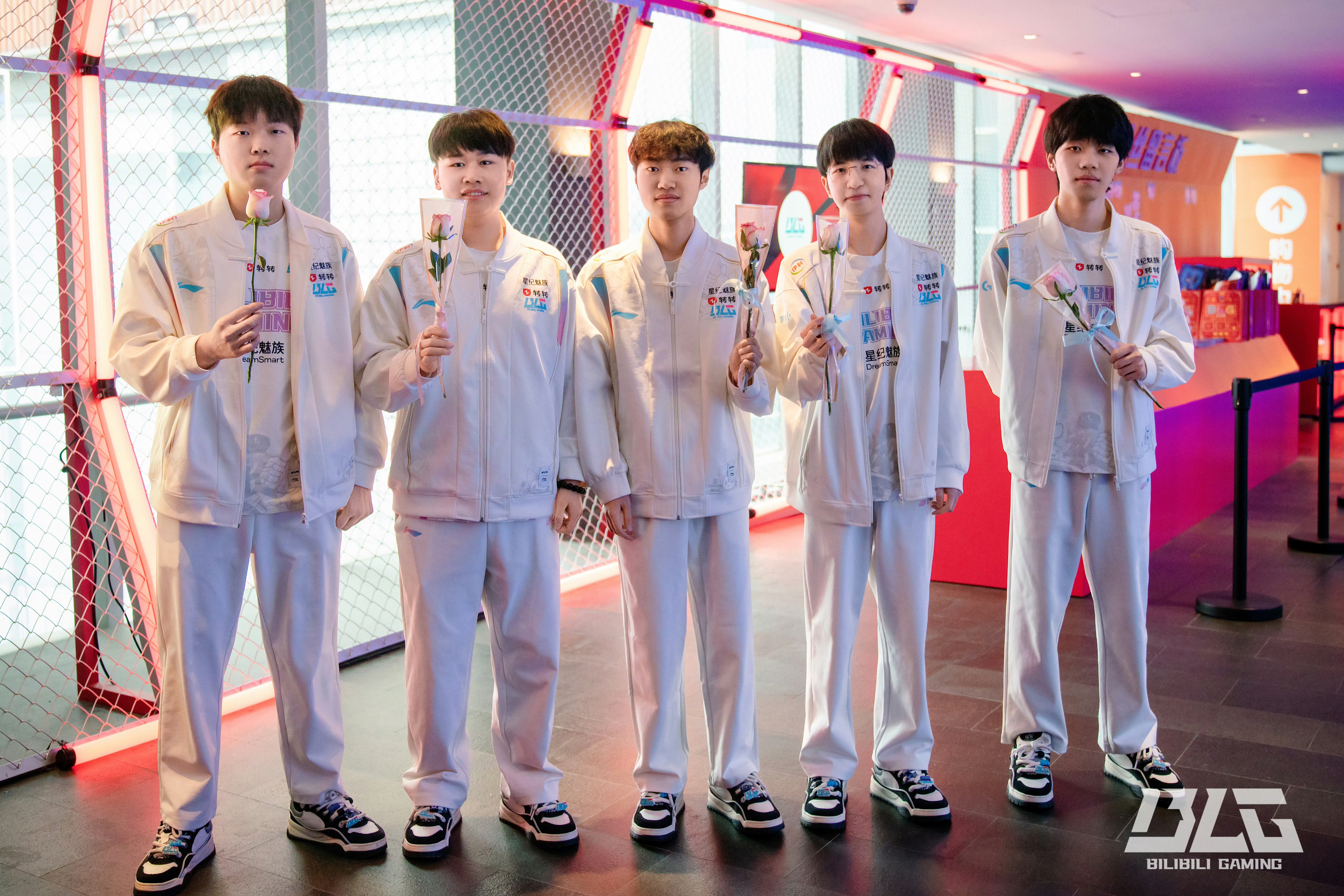 包含JDG鏖战MAD，Xiaohu团战一打五顶尖较量2025世界赛，留下经典瞬间的词条