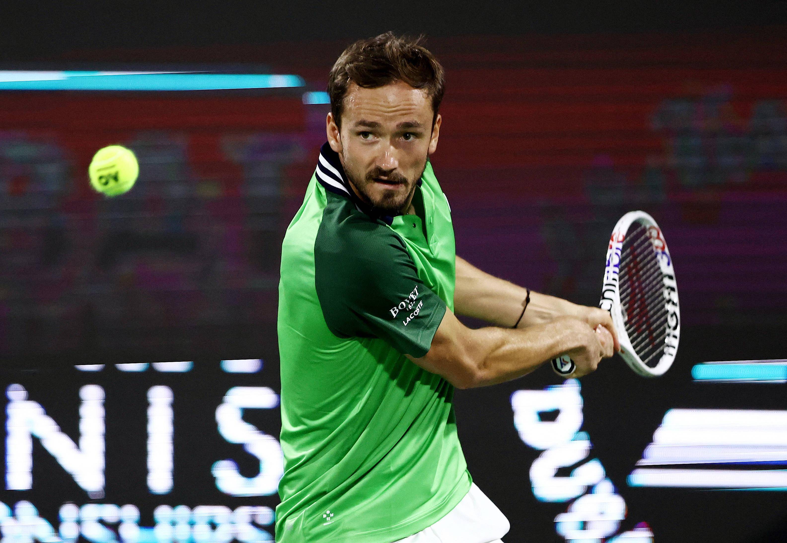 包含英国网球队险胜意大利网球队，梅德韦杰夫统治全场的词条